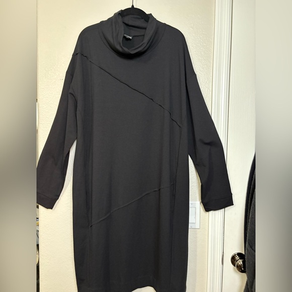 Lisa Bayne Chic Black Long Sleeve Dress with Pockets and Asymmetric Design. - Picture 7 of 14